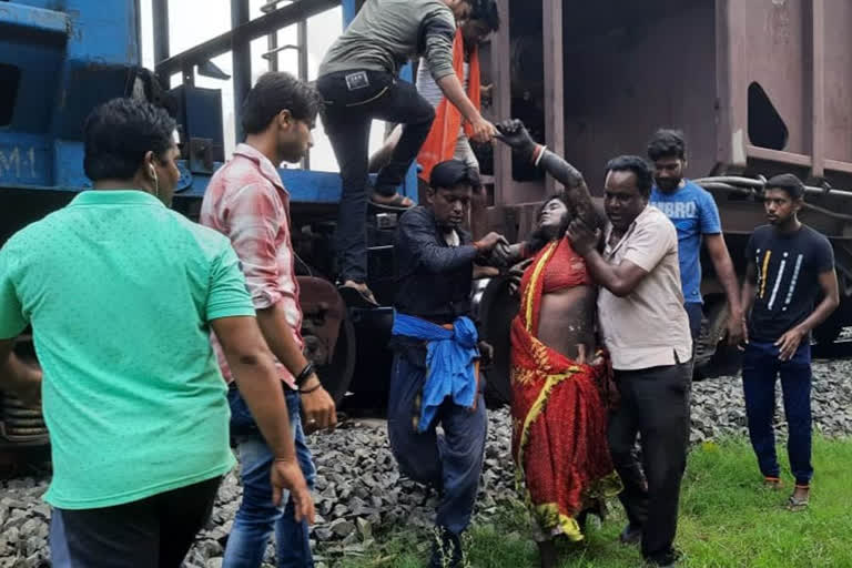 stealing coal from train in Dhanbad