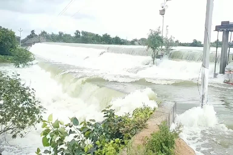 ఉప్పొంగి పారుతోన్న పెద్ద చెరువు.. అధికారులు అప్రమత్తం