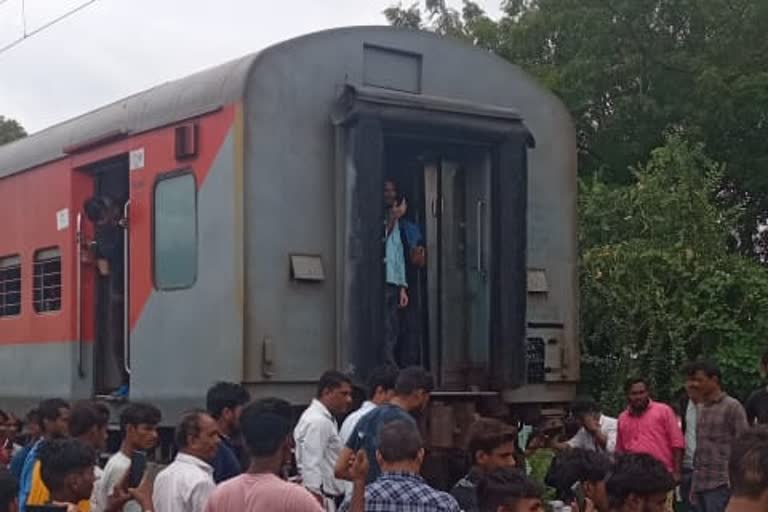 Mumbai-Patna Express train coaches uncouple