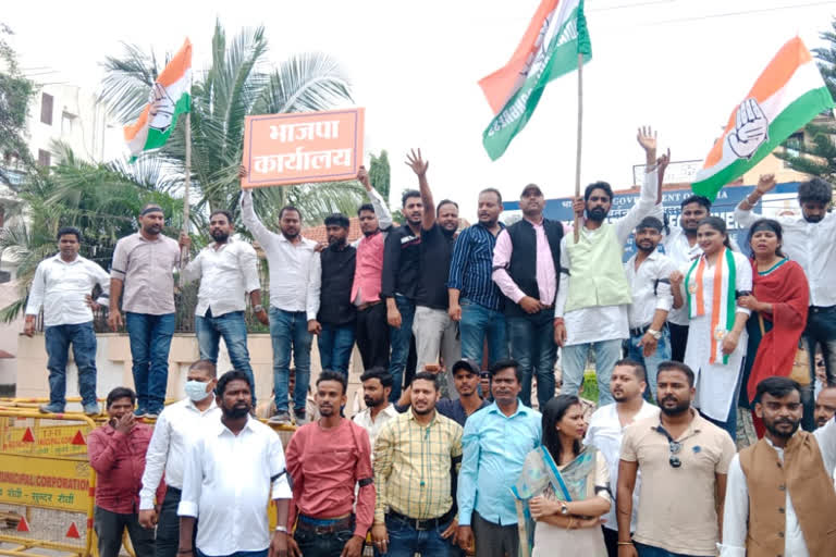 Demonstration of Congressmen at Ranchi ED office against ED questioning from Sonia Gandhi