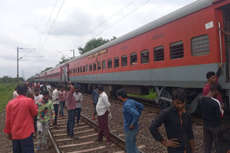 Coaches of Patliputra Express train disconnected in Jalgaon