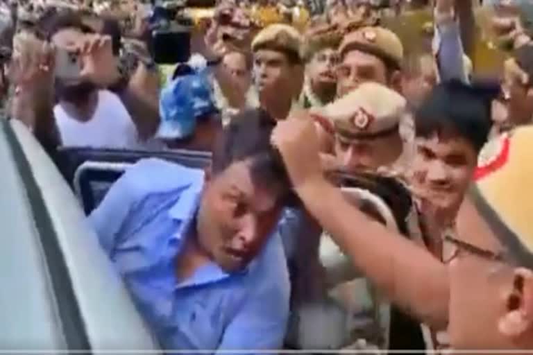 Delhi Police personnel manhandling Srinivas BV during protest.