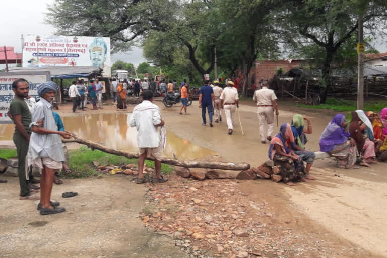 15 year old boy death due to electric current, family block road in protest