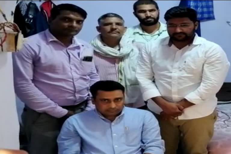 alwar acb caught patwari red handed taking bribe