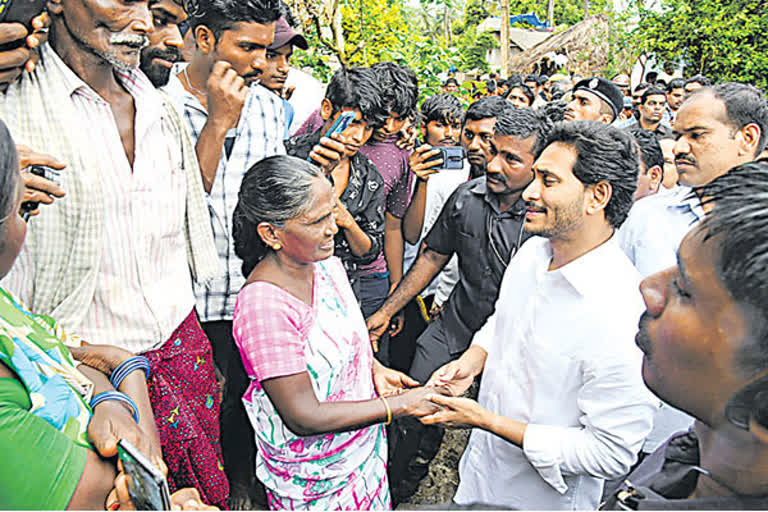 బాధితులకు సీఎం పరామర్శ