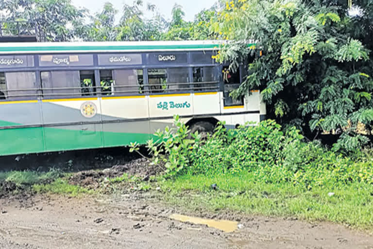 bus steering broke at ravulapalem  in west godavari