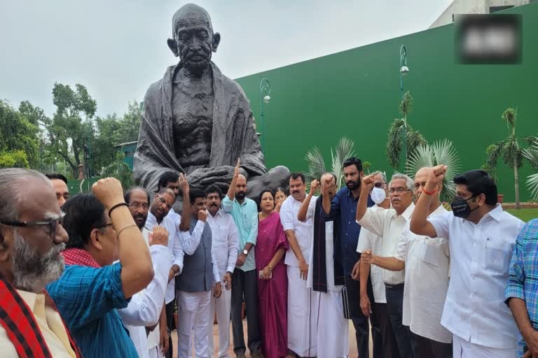 நாடாளுமன்ற வளாகத்தில் எதிர்க்கட்சியினர் கறுப்பு துணி கட்டி போராட்டம்!