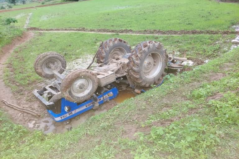 tractor overturning in manendragarh