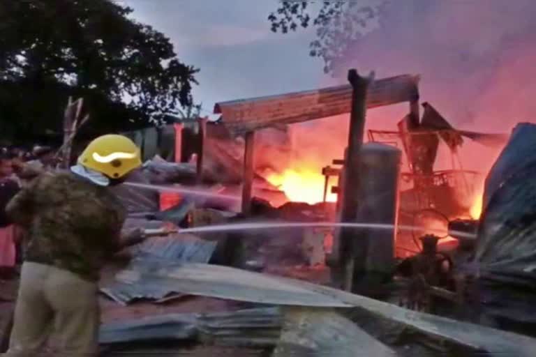 आलमनगर नगर पंचायत के मुख्य बाजार में शार्ट सर्किट से लगी आग से जलती दुकानें
