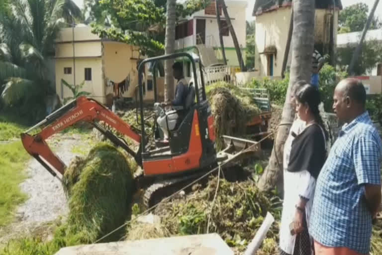 குளத்தை நம்பியுள்ள 50 ஏக்கர் நெல் விவசாயமும் நடக்கலை; நல்ல குடிநீரும் கிடைக்கல