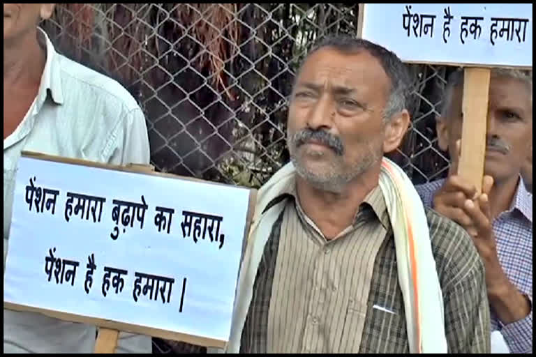 Protest of retired employees in Nahan