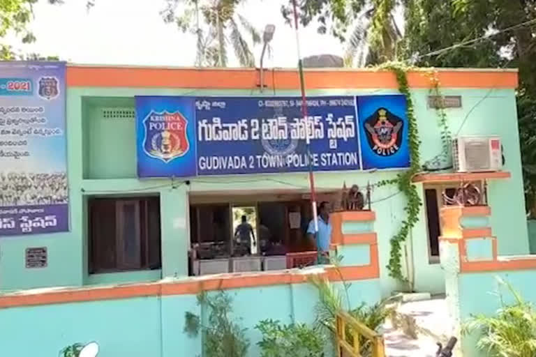 andhra pradesh boy kidnapped  police rescue kidnapped boy in krishna  andhra pradesh kidnapped boy rescued  പതിനഞ്ചുകാരനെ ബന്ധു തട്ടിക്കൊണ്ടുപോയി  ആന്ധ്രാപ്രദേശ് പതിനഞ്ചുകാരന്‍ തട്ടിക്കൊണ്ടുപോകല്‍  ആണ്‍കുട്ടിയെ തട്ടിക്കൊണ്ടുപോയി  തട്ടിക്കൊണ്ടുപോയ ആണ്‍കുട്ടിയെ രക്ഷിച്ച് പൊലീസ്