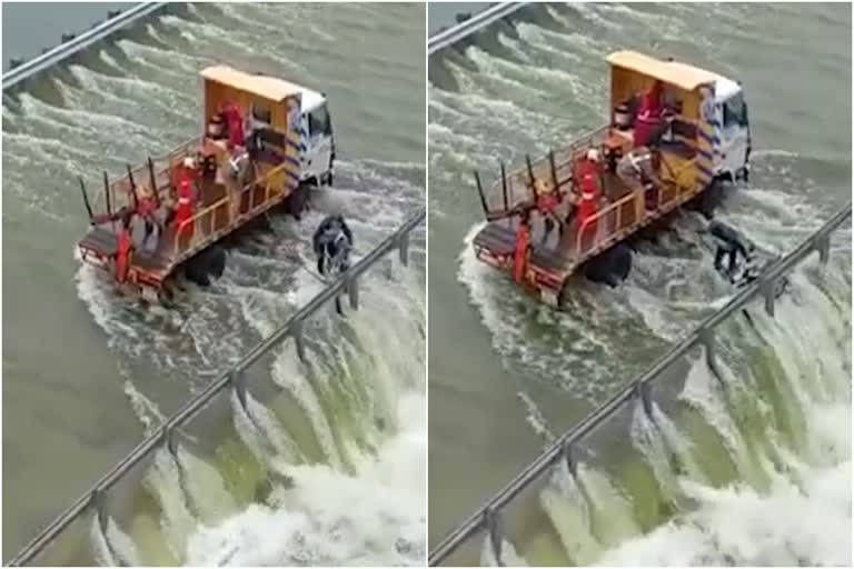 Biker stuck on Himayath Sagar road rescued  പാലത്തിൽ കുടങ്ങിയ ബൈക്ക് യാത്രികനെ രക്ഷപ്പെടുത്തി  ഹിമായത്ത് സാഗർ റോഡിൽ കുടുങ്ങിയ ബൈക്ക് യാത്രികനെ രക്ഷപ്പെടുത്തി  തെലങ്കാനയിലെ ഹിമായത് സാഗർ റിസർവോയറിന്‍റെ പാലത്തിൽ കുടങ്ങി ബൈക്ക് യാത്രികൻ