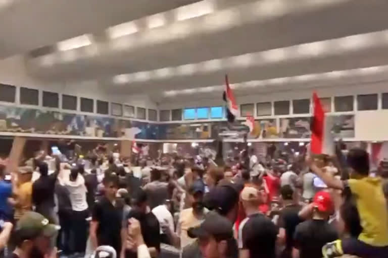 Protesters enter Iraqi parliament, chant curses against Iran