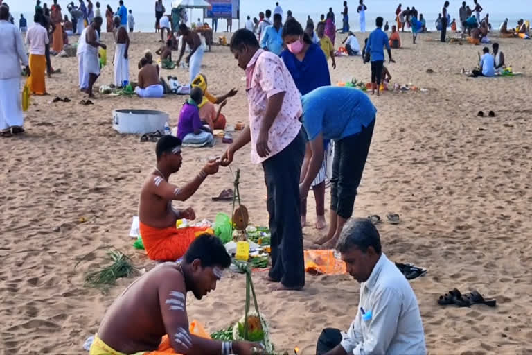 ஆடி அமாவாசை...கடலில் புனித நீராடி சென்ற மக்கள்