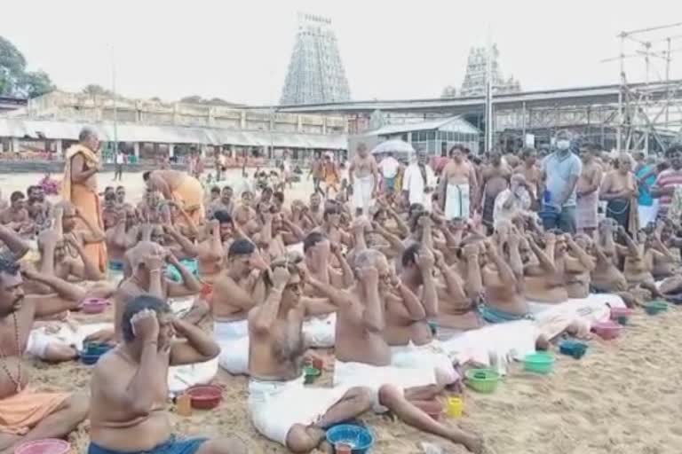 ஆடி அமாவாசை -  திருச்செந்தூர் கோயில் கடற்கரையில் முன்னோர்களுக்கு தர்ப்பணம்