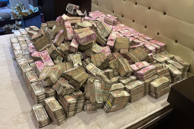 gold-rs-28-crore-in-cash-found-at-apartment-linked-to-bengal-minister