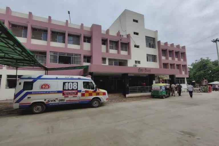 લઠ્ઠાકાંડમાં ભાગદોડ વધી : હોસ્પિટલમાંથી ભાગી ગયેલા દર્દીને પકડવા પોલીસને મળી સફળતા