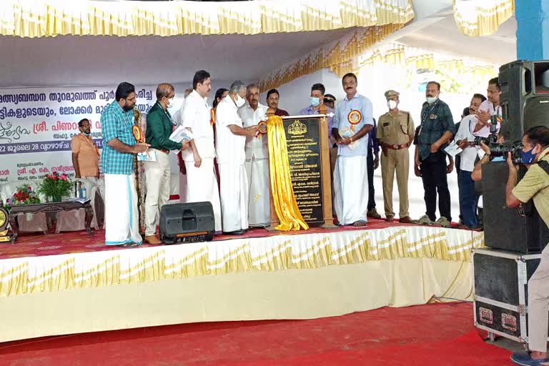 finger jetty kozhikode  puthiyappa harbour in kozhikode  pinarayi vijayan inagurate finger jetty  പുതിയാപ്പ ഹാര്‍ബർ കോഴിക്കോട്  ഫിംഗര്‍ ജെട്ടി  ഫിംഗര്‍ ജെട്ടിയും ലോക്കര്‍ മുറികളും മുഖ്യമന്ത്രി നാടിന് സമർപ്പിച്ചു  kerala development  pinarayi government