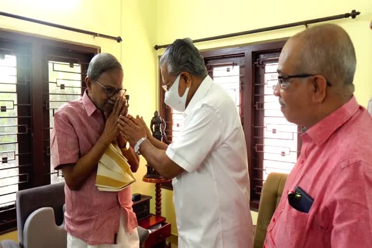 എം ടിയെ സന്ദര്‍ശിച്ച് മുഖ്യമന്ത്രി  cm visited MT Vasudevan Nair  എം ടിയുടെ 89ാം പിറന്നാള്‍  മുഖ്യമന്ത്രി  മുഖ്യമന്ത്രി പിണറായി  മുഖ്യമന്ത്രി എംടി കൂടിക്കാഴ്‌ച