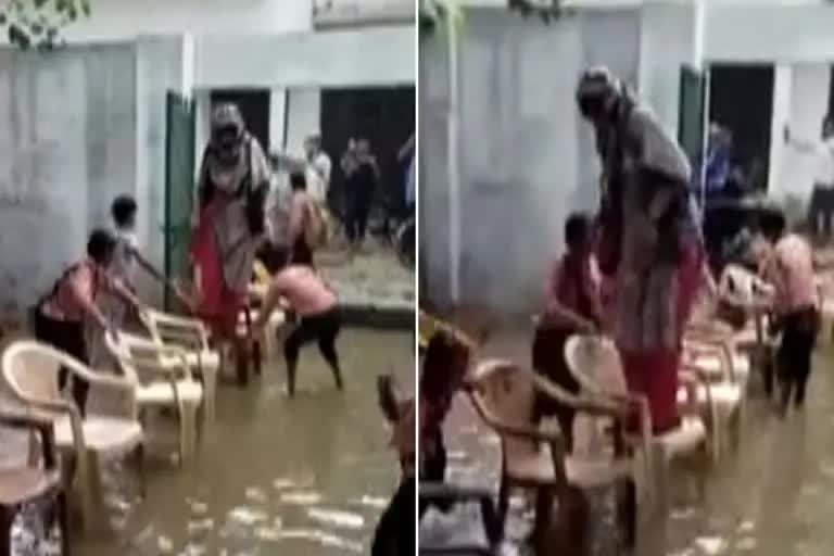 Students help teacher reach school by making chairs bridge