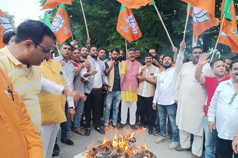BJP workers burn Effigy of Adhir Ranjan