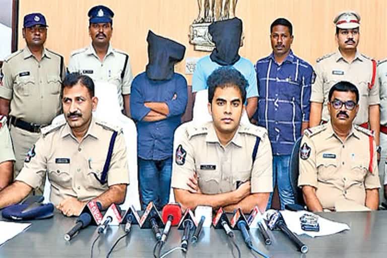 Chain-snatcher stabs constable; 2 from Karnataka arrested in Telangana