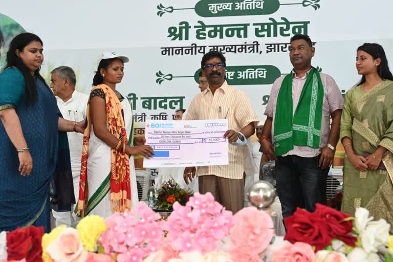 Chief Minister Hemant Soren laid foundation stone of 77 schemes in Hazaribag