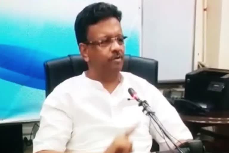 فرہاد حکیم کی سابق وزیر پارتھو چٹرجی پر تنقید