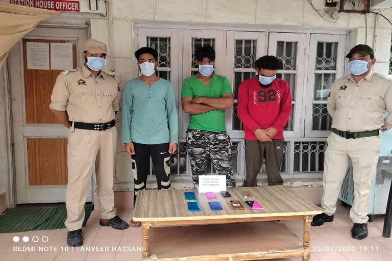 Three persons arrested in cell phone snatching within 24 hours of incident in Budgam  Three persons arrested in cell phone snatching  cell phone snatching in Budgam  മൊബൈൽഫോൺ തട്ടിപ്പറിച്ച കേസ്  മൊബൈൽഫോൺ മോഷണം  മൊബൈൽഫോൺ മോഷണത്തിൽ പ്രതികൾ പിടിയിൽ  ബഡ്‌ഗാമിൽ മോഷണം  ജമ്മു കശ്‌മീര്‍