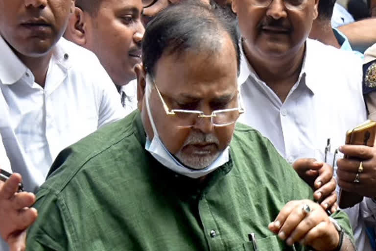 Partha Chatterjee cries conspiracy after sacking, Kunal pinches