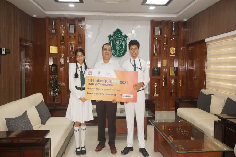 Union Minister honored Anand Jha and Suhana Verma of Haridwar in Fit India Quiz Competition