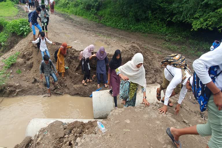 اورنگ آباد میں بارش کی کے سبب پل بہنے سے عوام پریشان