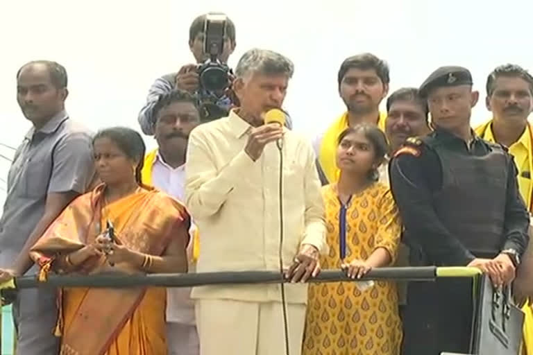 chandrababu-visits-the-flood-areas-in-gannavaram-at-alluri-district