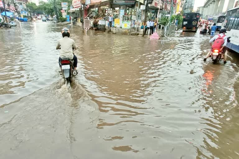 HEAVY TRAFFIC JAM IN HYDERABAD DUE TO HEAVY RAINS