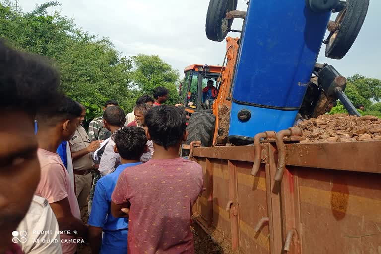 Accident while taking out tractor stuck in Kawardha