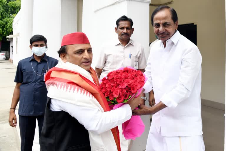 Cm Kcr met uthharapradesh ex cm akhilesh yadav in delhi