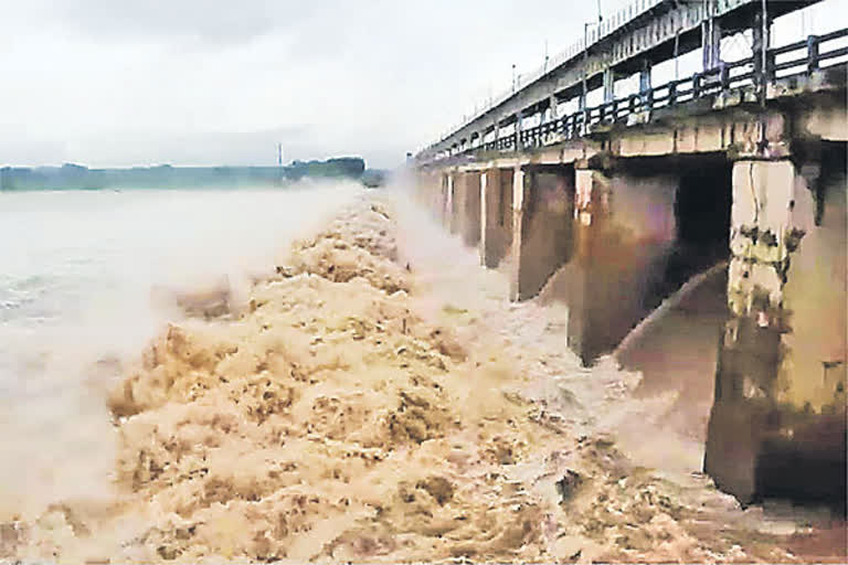 గోదావరి జలాలు సముద్రంపాలు