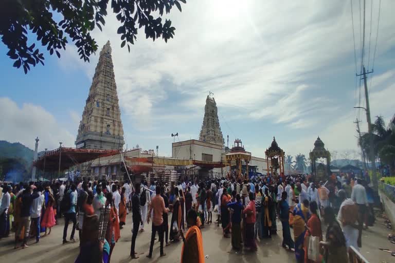 A temple Staff accidently hands over a bag with 2.9 lakh cash along with the laddu to a devotee