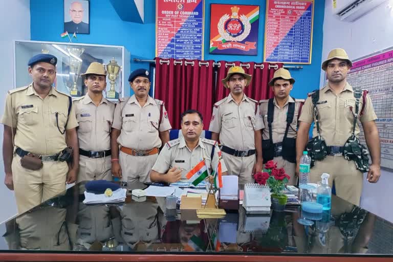 one passenger arrested with 5 kg silver jewelery from Howrah Ahmedabad Express train in Jamshedpur