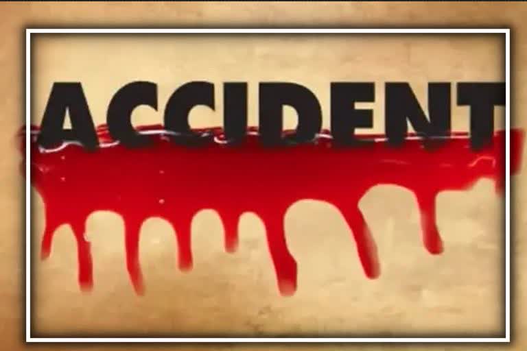 e-rickshaw-driver-killed-after-collision-with-mercedes-in-noida