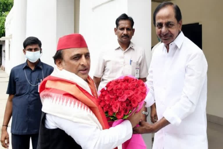 KCR meets Akhilesh in Delhi