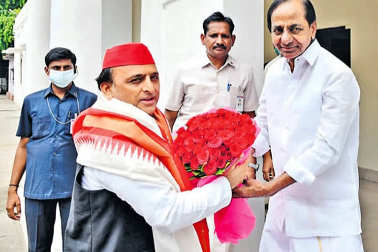 Regional parties should become a strong alternative: KCR & Akhilesh Yadav