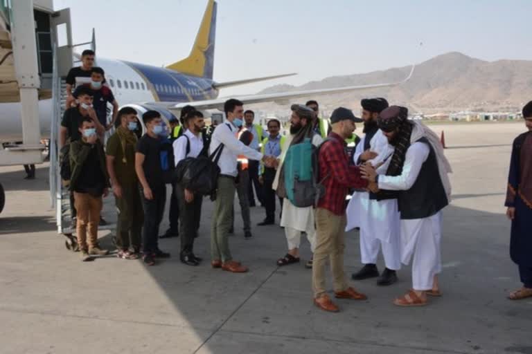 Taliban welcomes back India-trained Afghan Defence personnel  Afghan Cadets trained in India  മടങ്ങിയെത്തിയ സൈനികര്‍ക്ക് ഊഷ്‌മള വരവേല്‍പ്പ്  കേഡറ്റുകള്‍ക്ക് താലിബാന്‍റെ വന്‍ വരവേല്‍പ്പ്  ഇന്ത്യയില്‍ നിന്ന് പരിശീലനം കഴിഞ്ഞെത്തിയ അഫ്‌ഗാന്‍ മിലിറ്ററി കേഡറ്റുകള്‍  അഫ്‌ഗാനില്‍ താലിബാന്‍ ഭരണം  കാബൂളിലെ ഇന്ത്യൻ എംബസി  Taliban welcomes Indian trained cadets