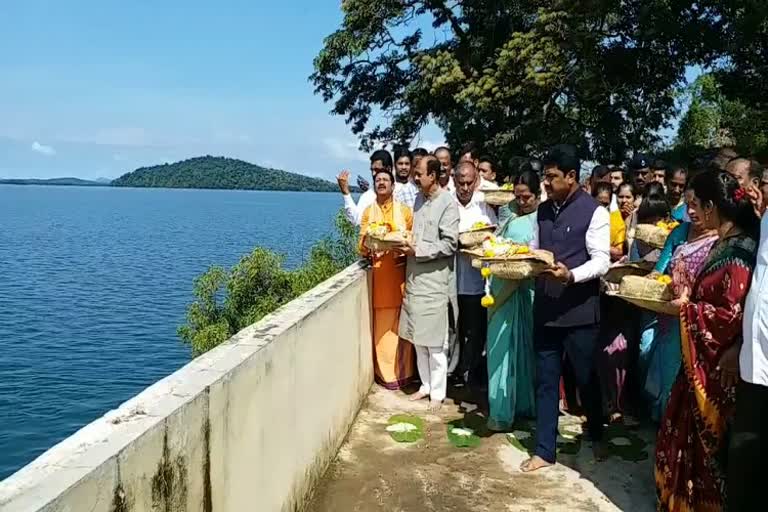 minister Narayana Gowda offers bagina to badra dam