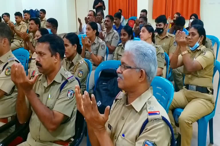 Kerala police sign language class  sign language class for kerala police  sign language class by kozhikode city police  ആംഗ്യഭാഷ പഠിച്ച് കേരള പൊലീസ്  കേരള പൊലീസിന്‍റെ ആംഗ്യഭാഷ പഠനം  കോഴിക്കോട് സിറ്റി പൊലീസിന്‍റെ ആംഗ്യഭാഷ പഠനം