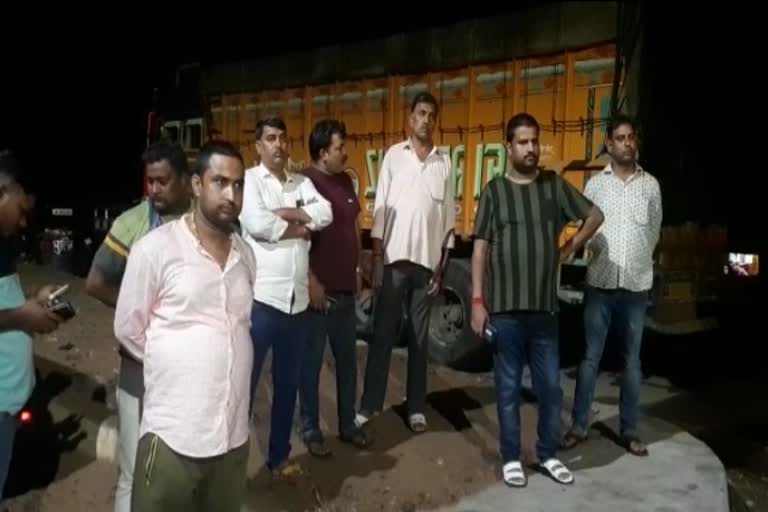 youths making illegal recovery from businessmen on GT Road Under police protection in Dhanbad