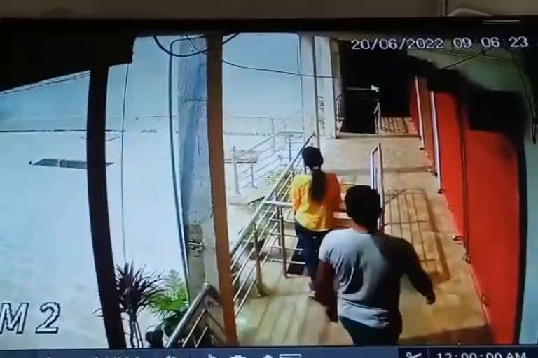 CCTV Video: Girls molested in a shopping mall  police arrest the accused  UP Girls Molested CCTV Video  സഹോദരിമാരായ ജീവനക്കാര്‍ക്കുനേരെ കടയുടമയുടെ പീഢനശ്രമം  സിസിടിവി ദൃശം വൈറല്‍  ഉത്തര്‍പ്രദേശില്‍ സഹോദരിമാരായ ജീവനക്കാര്‍ക്കുനേരെ കടയുടമയുടെ പീഡനശ്രമം