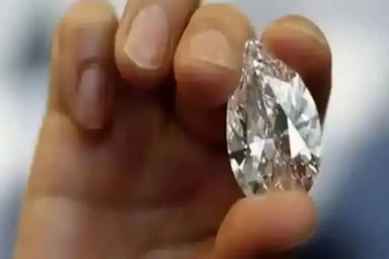 woman finds diamond from forest  woman finds diamond while collecting firewood at panna  lucky women got diamond from forest  വിറക് ശേഖരിക്കവെ വനത്തില്‍ നിന്ന് വീട്ടമ്മയ്‌ക്ക് കിട്ടിയത് വജ്രം  കാട്ടില്‍ നിന്ന് വീട്ടമ്മയ്‌ക്ക് വജ്രം ലഭിച്ചു  മധ്യപ്രദേശ് പന്നയില്‍ വീട്ടമ്മയ്‌ക്ക് കാട്ടില്‍ നിന്ന് വജ്രം കിട്ടി