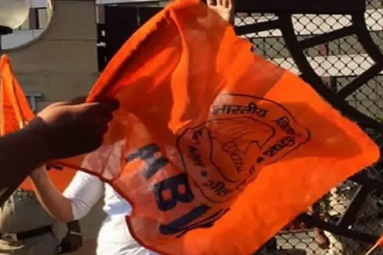ABVP activists protest inside Karnataka Min's bungalow over BJP leader murder, baton-charged